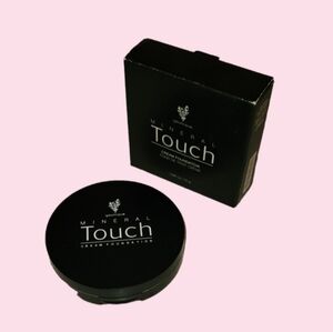 Younique, velour, cream foundation